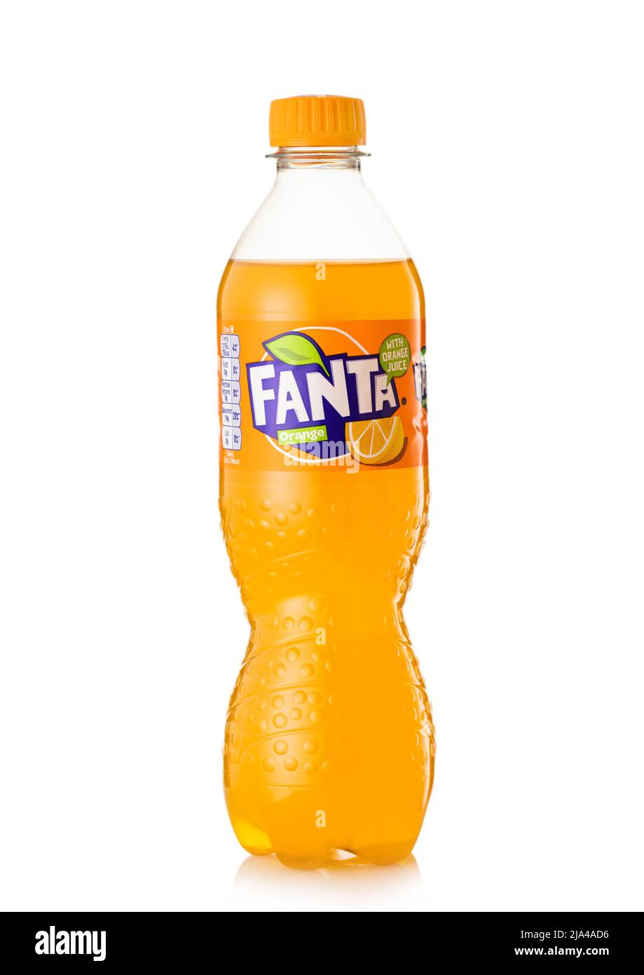 LONDRA,UK - 24 MAGGIO 2022: Bottiglia di plastica di Fanta originale soda arancione su bianco. Foto Stock