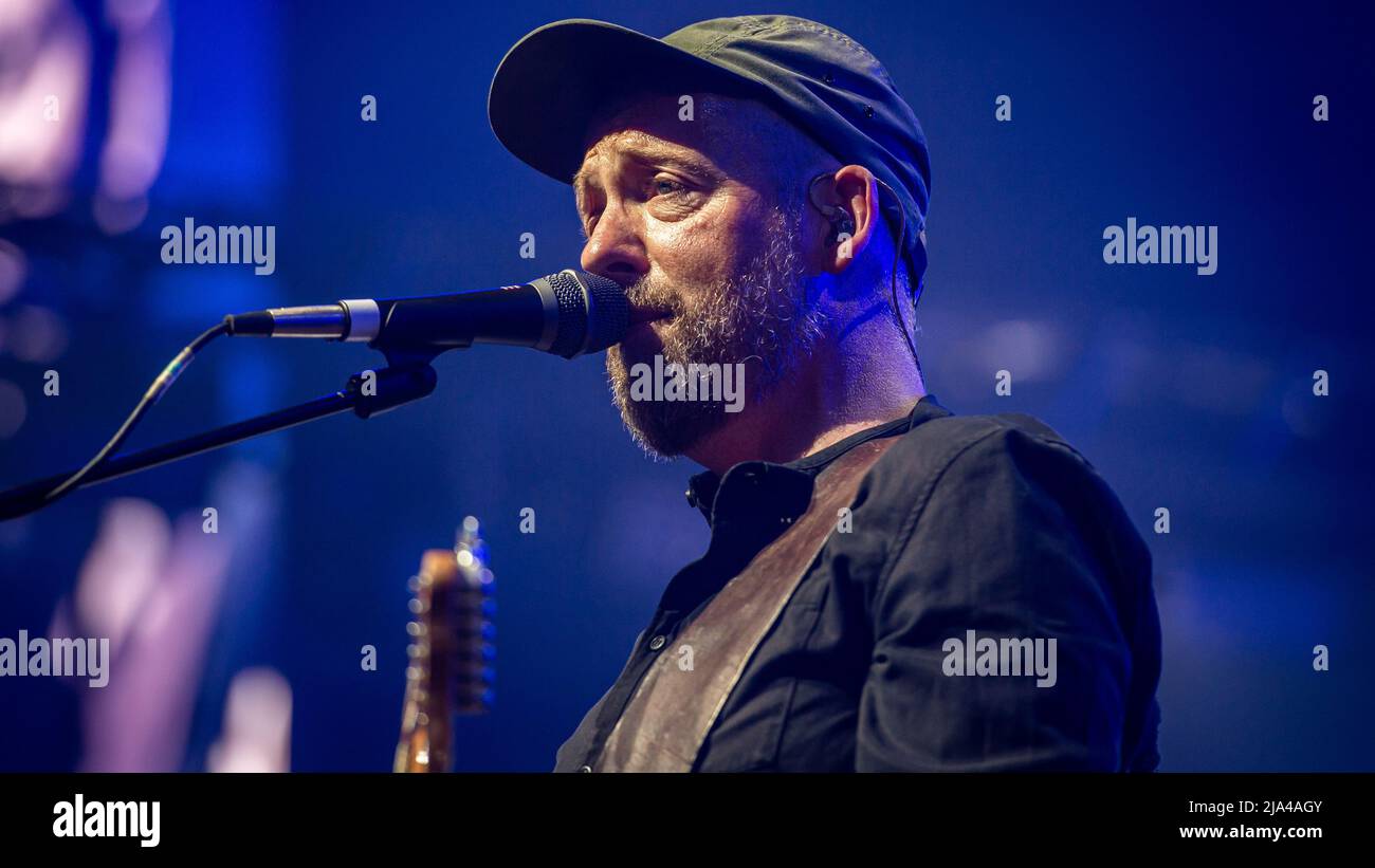 Herning, Danimarca. 26th maggio 2022. Il gruppo rock danese Kashmir suona un concerto dal vivo presso la Jyske Bank Boxen di Herning. Qui cantante, cantautore e musicista Kasper Eistrup è visto dal vivo sul palco. (Photo Credit: Gonzales Photo/Alamy Live News Foto Stock