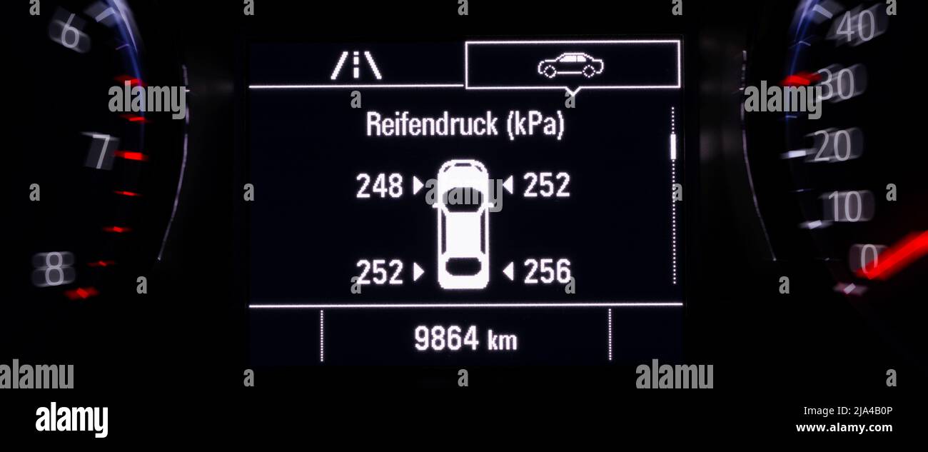 Visualizzazione delle informazioni sulle vetture moderne con display della pressione degli pneumatici Foto Stock