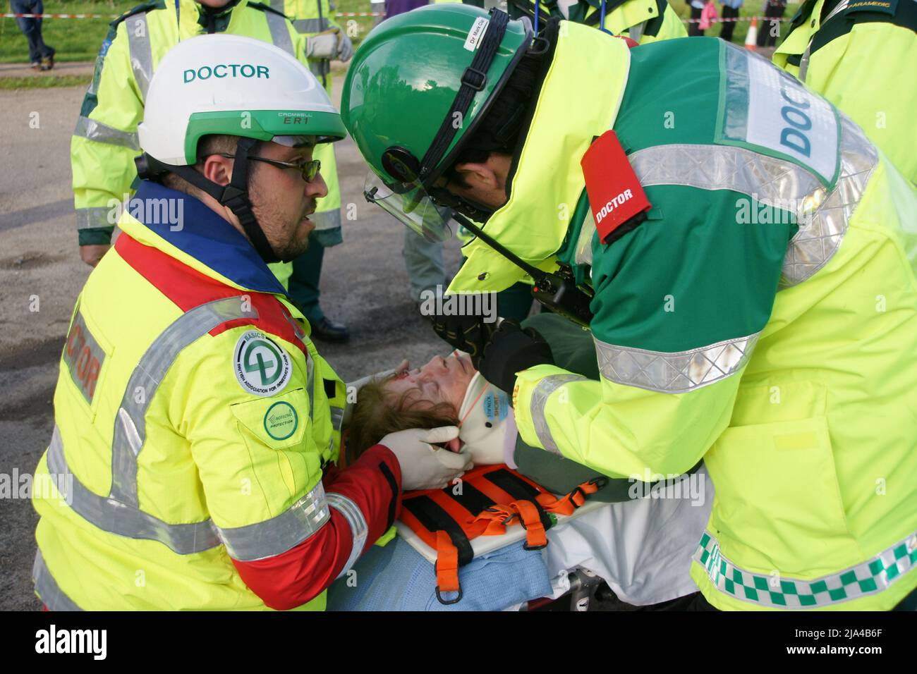 Ambulanza medico curare la vittima, ora d'oro Foto Stock