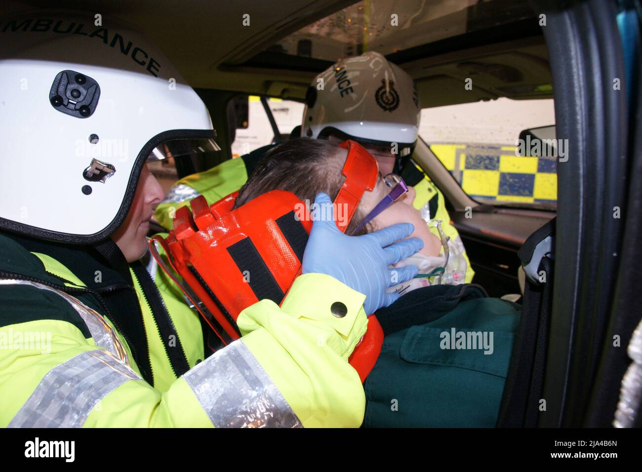 L'equipaggio di ambulanza che tratta l'incidente all'incidente, RTC, collisione di traffico di strada Foto Stock