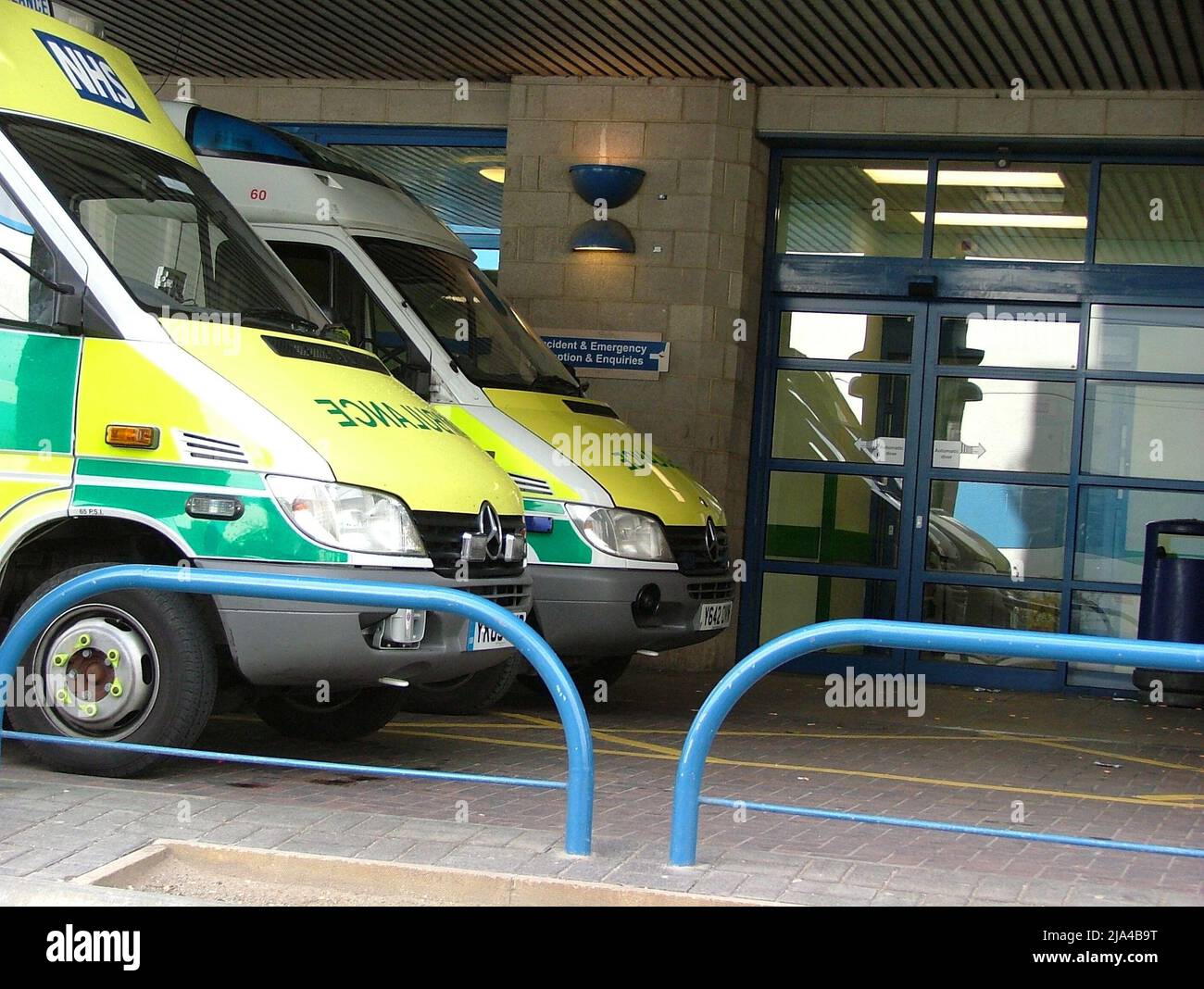 Ambulanza presso il reparto a&e dell'ospedale Foto Stock