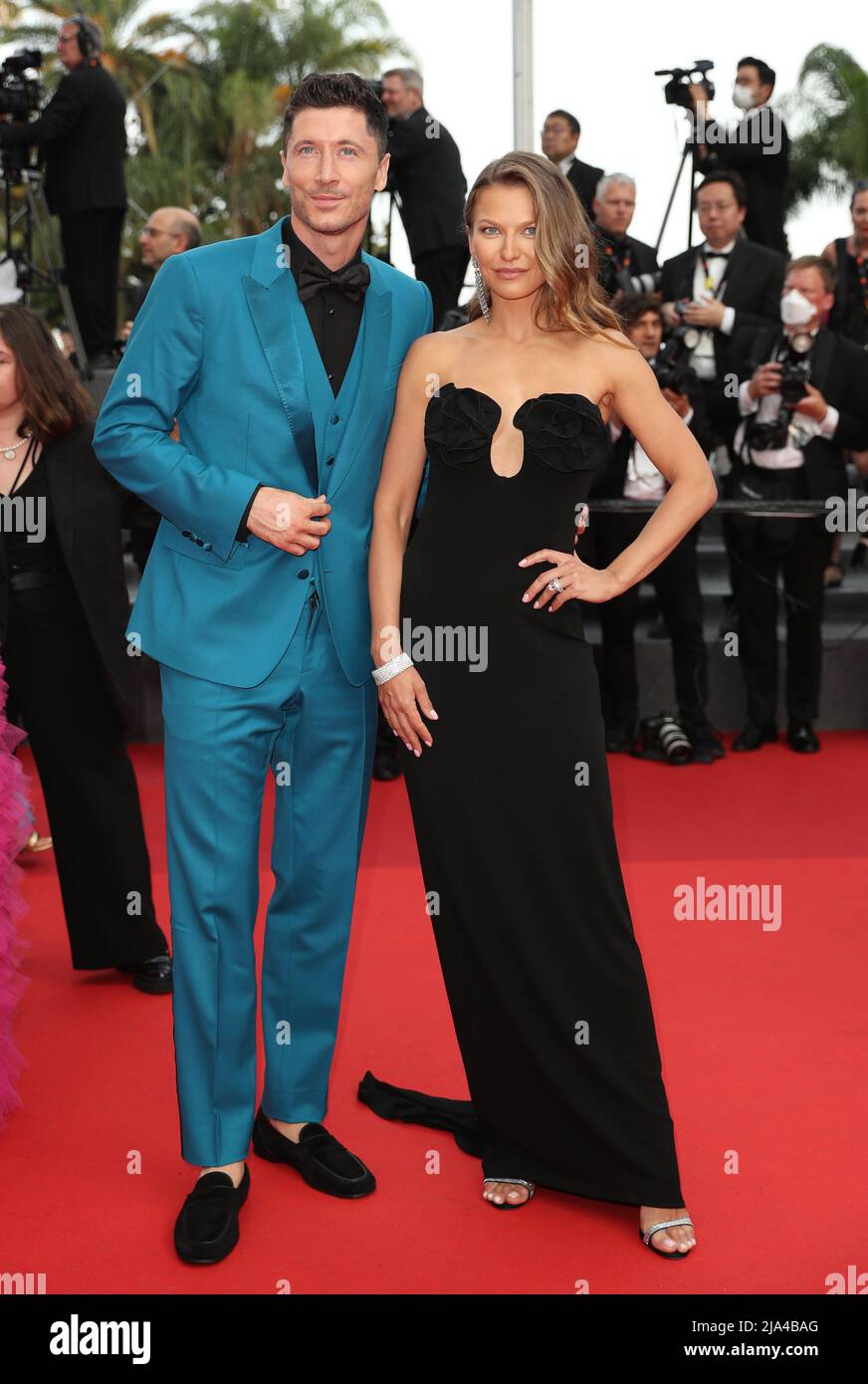 Cannes, Francia. 26th maggio 2022. L'attaccante polacco Robert Lewandowski (L) e sua moglie Anna Lewandowska arrivano per la proiezione del film 'Broker' durante l'edizione 75th del Festival del Cinema di Cannes a Cannes, Francia meridionale, il 26 maggio 2022. Credit: Gao Jing/Xinhua/Alamy Live News Foto Stock