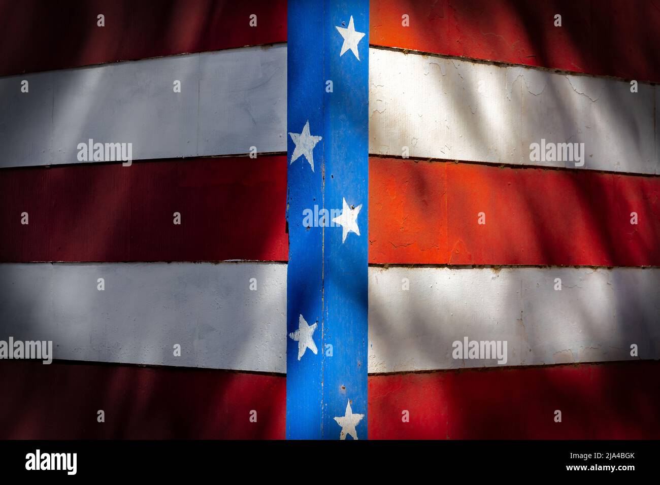 Le stelle e le strisce all'angolo di un edificio nel Veterans Park a Clint, Texas, appena ad est di El Paso. Foto Stock