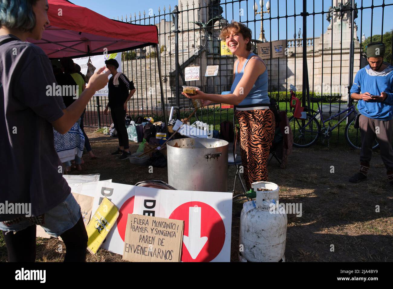 Buenos Aires, Argentina; 21 maggio 2022: Persone che condividono un pasto agroecologico durante una protesta contro l'uso di pesticidi inquinanti e protestare a Foto Stock