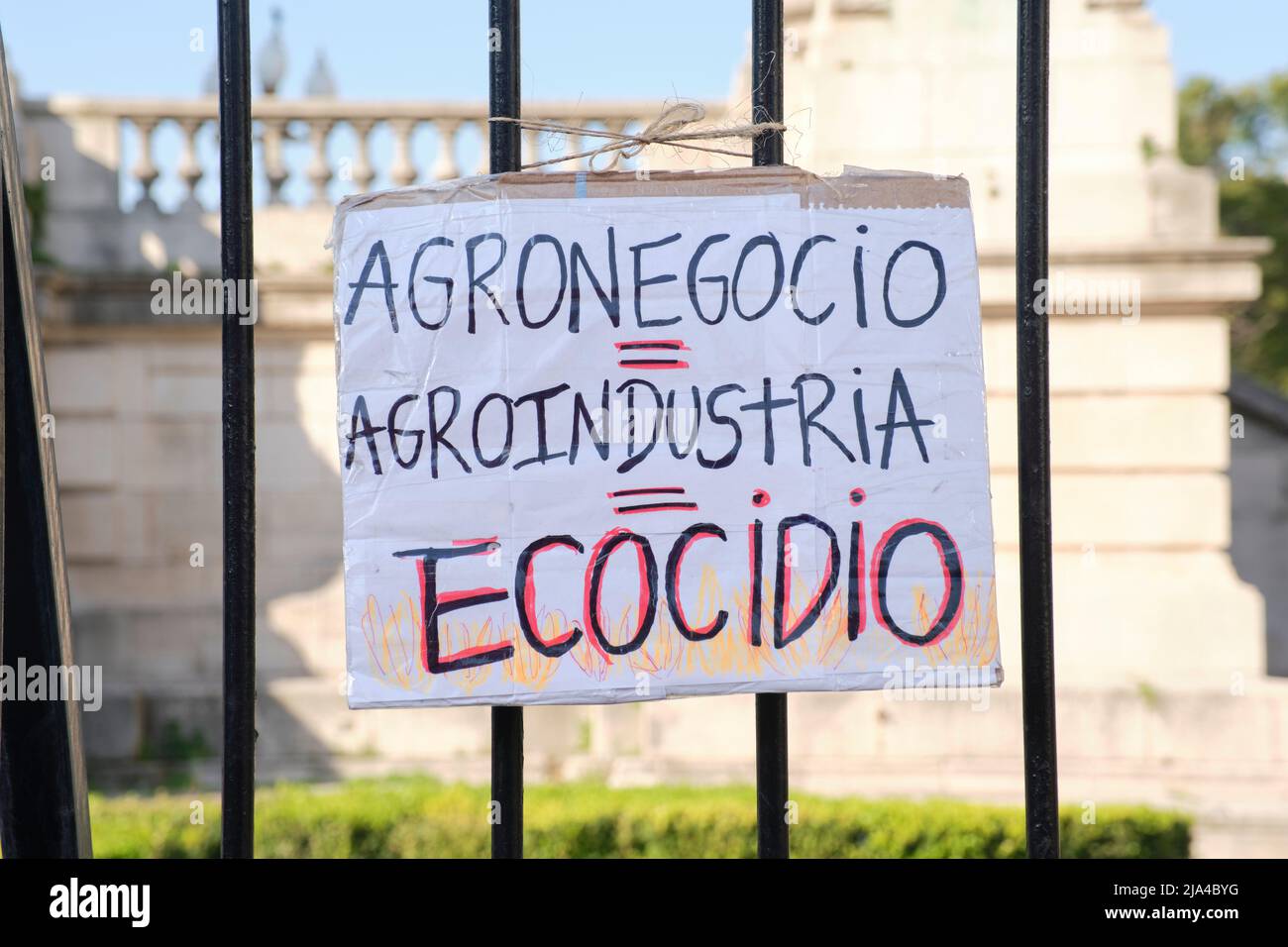 Buenos Aires, Argentina; 21 maggio 2022: Protesta contro l'uso di OGM e pesticidi tossici; poster: L'agroalimentare è uguale industria agricola che eq Foto Stock