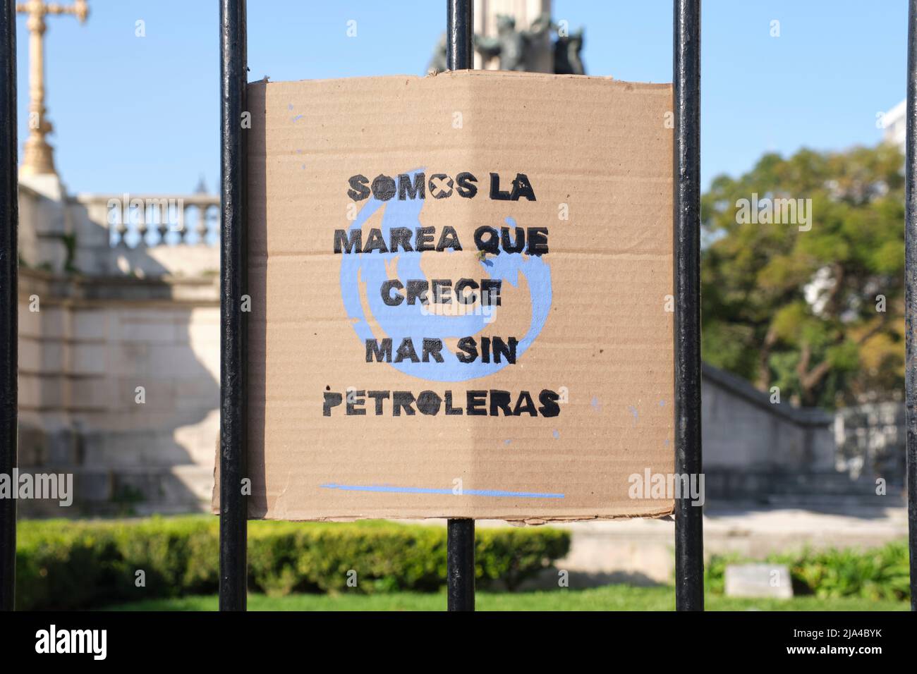 Buenos Aires, Argentina; 21 maggio 2022: Attivismo ambientale, poster contro l'esplorazione e lo sfruttamento petrolifero negli oceani: Siamo la marea in ascesa. Foto Stock