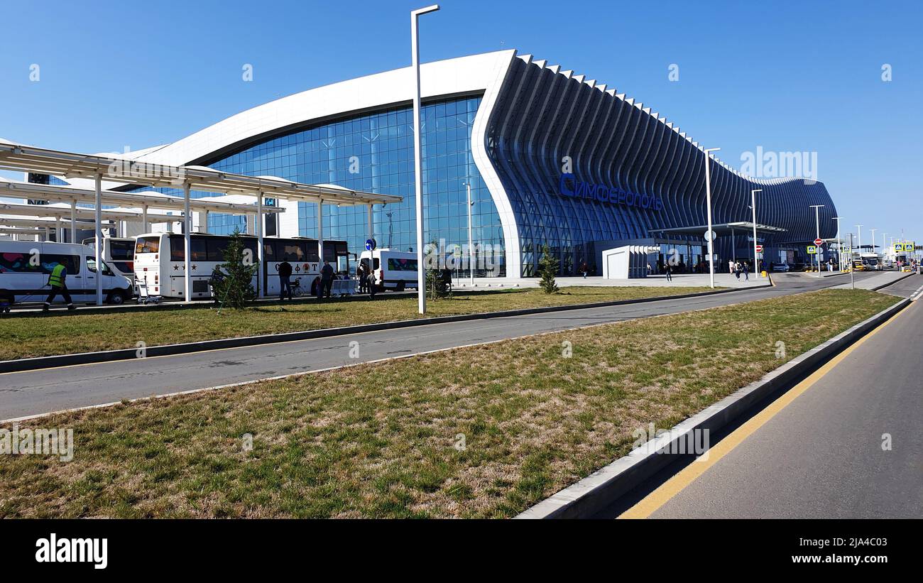 Simferopol, Crimea - 30 settembre 2019: Ingresso al nuovo moderno terminal passeggeri dell'aeroporto internazionale Simferopol. Vista dalla piazza. Foto Stock