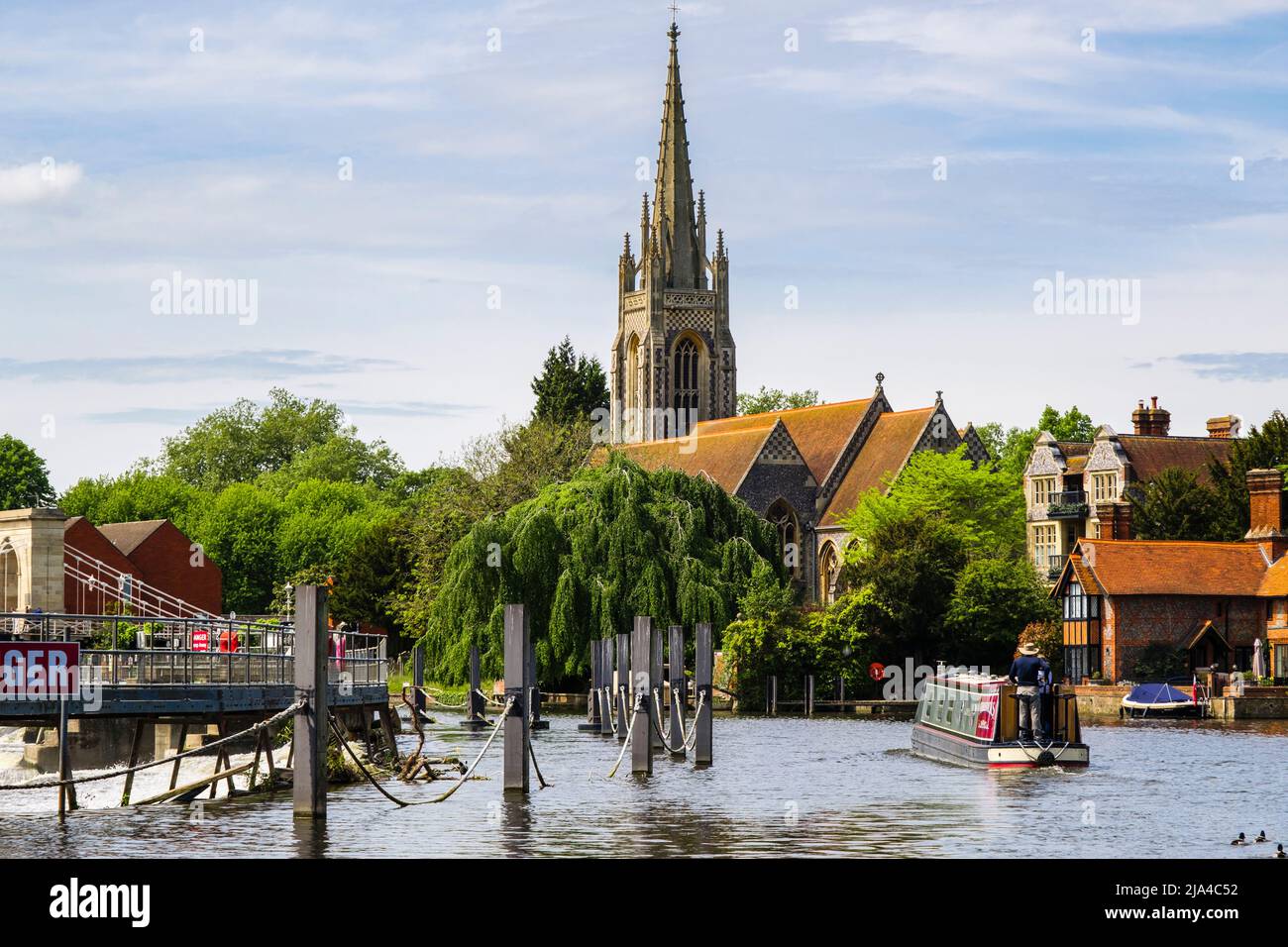 Scena con Narrowboat passando lo stramazzo sul Tamigi verso la città. Marlow, Buckinghamshire, Inghilterra, Regno Unito, Gran Bretagna Foto Stock