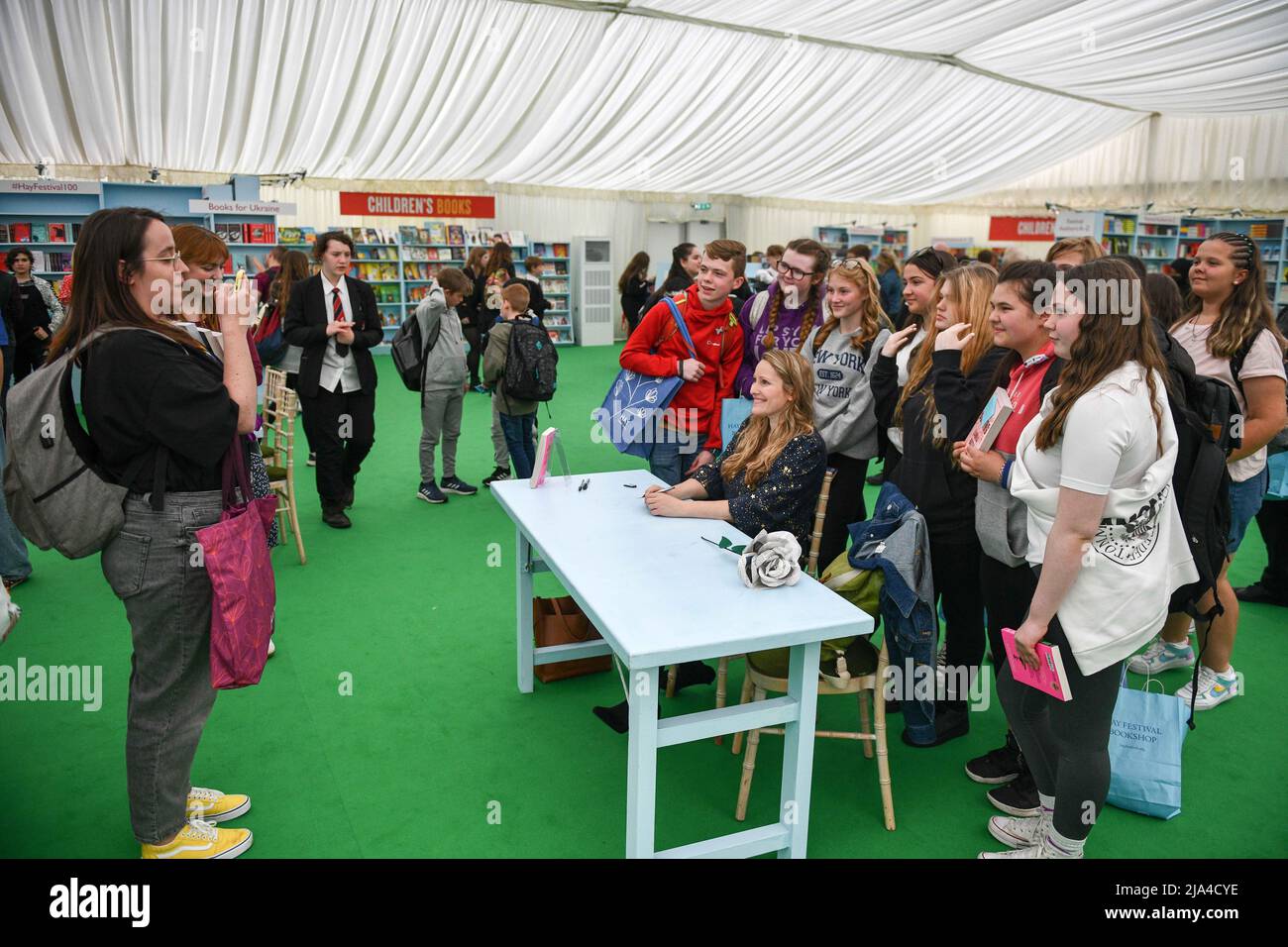 27th maggio 2022, Hay-on-Wye, Galles Un gruppo di giovani sono raffigurati con l'autore Laura Bates al Festival Hay di Arte e Letteratura 2022 a Powys, Galles. Il festival si svolgerà fino alla prossima settimana e attrae autori di tutto il mondo per partecipare all'evento. Foto Stock