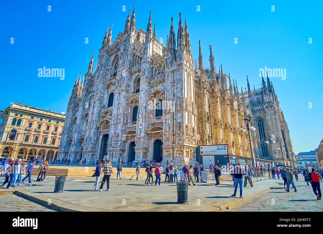 MILANO, ITALIA - 5 APRILE 2022: Facciata del Duomo di Milano e della Piazza del Duomo, il 5 aprile a Milano Foto Stock