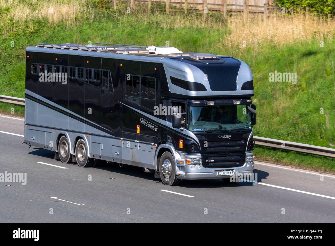 Oakley supremacy 6 Stall crine box; 2008 Scania P310 DB 6x2 8970cc Diesel crine box; guida sull'autostrada M6, Manchester, Regno Unito Foto Stock