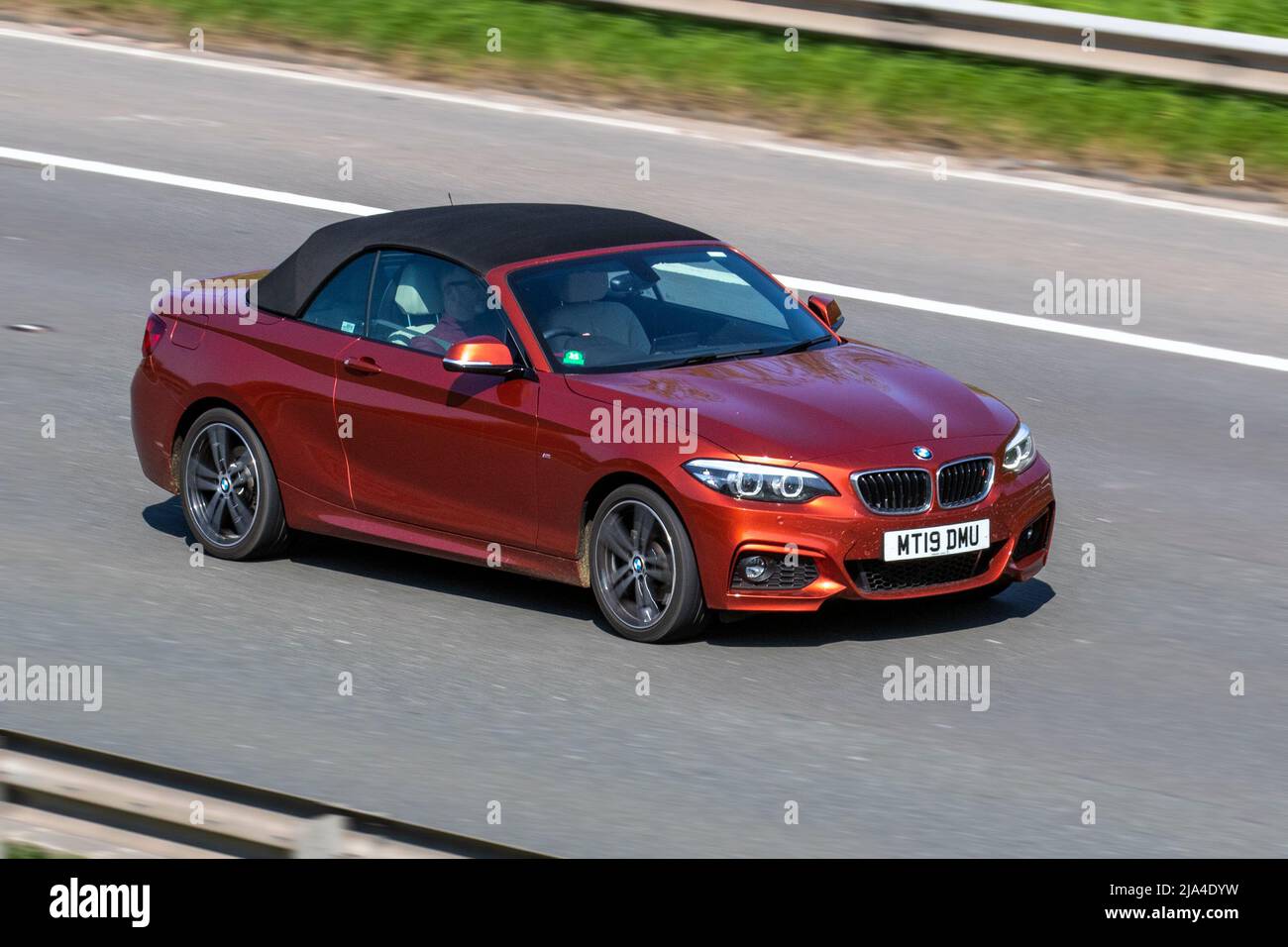 2019 arancione BMW serie 2 220i M SPORT 1998cc benzina cabriolet 2DR sport car; guida sull'autostrada M6, Manchester, UK Foto Stock