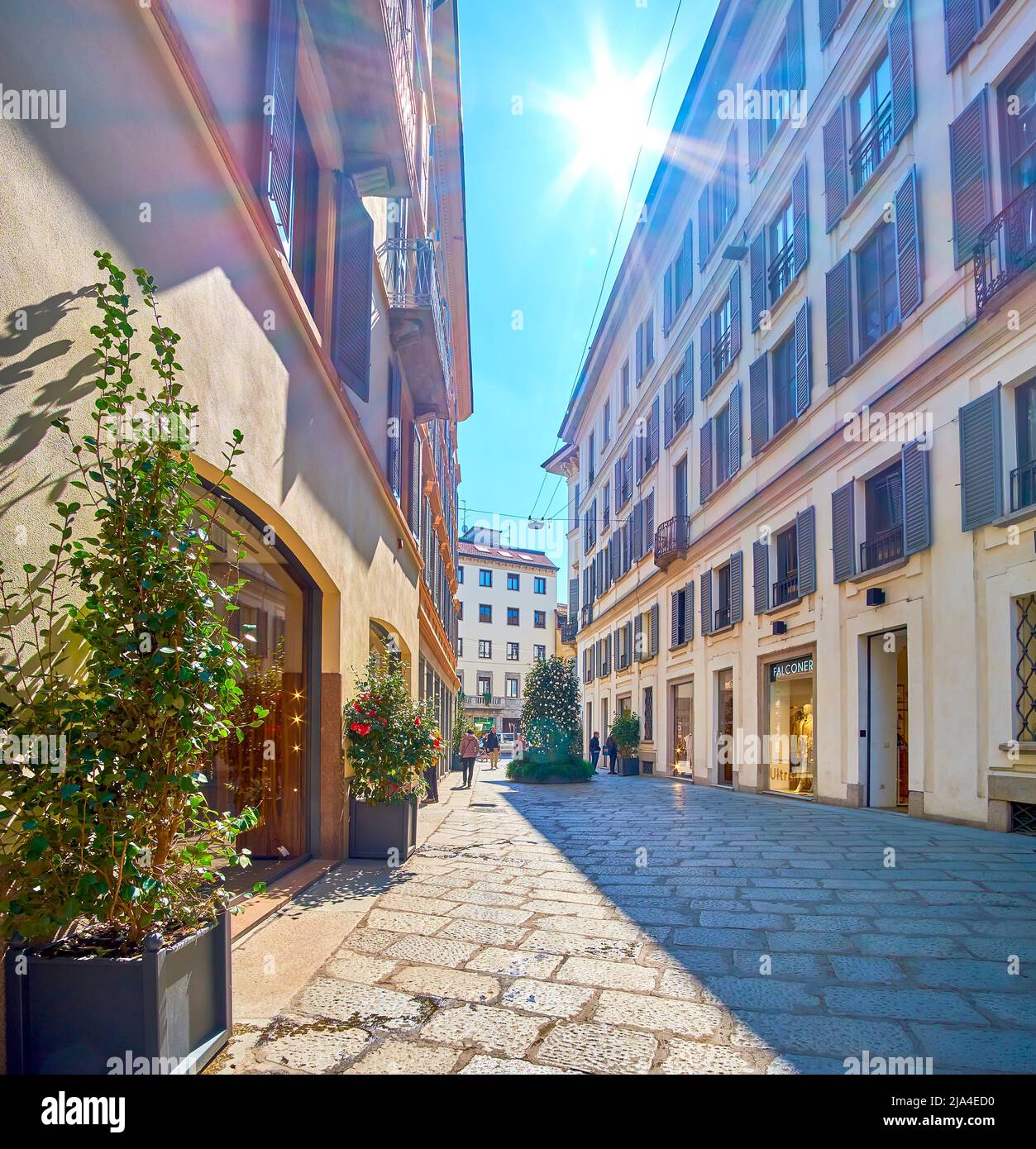 MILANO, ITALIA - 5 APRILE 2022: Via della Spiga via dello shopping con negozi e boutique costosi, il 5 aprile a Milano Foto Stock
