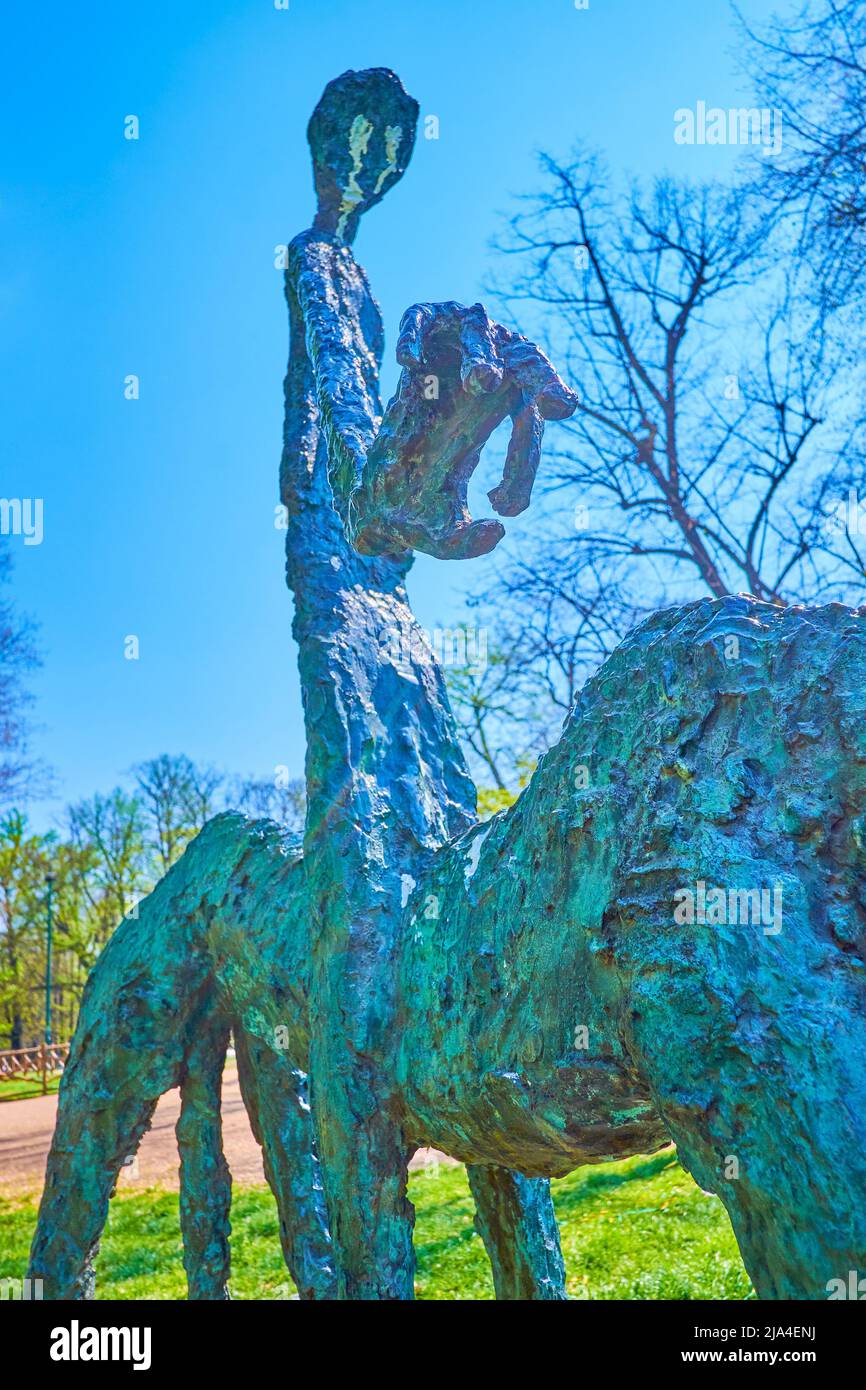 MILANO, ITALIA - 5 APRILE 2022: La scultura in bronzo dei quattro Cavalieri dell'Apocalisse di Harry-Pierre Rosenthal nel Parco pubblico di Indro Mont Foto Stock