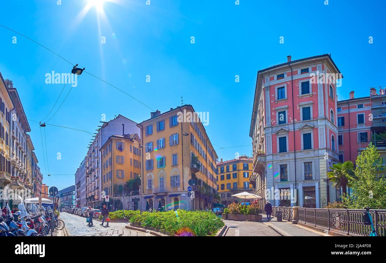 MILANO, ITALIA - 5 APRILE 2022: Le case storiche di Via San Marco nel famoso quartiere di Brera, il 5 aprile a Milano Foto Stock