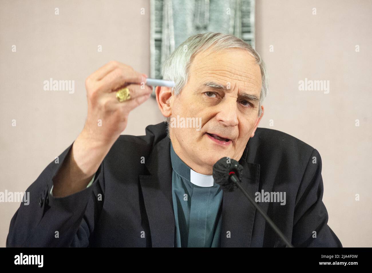 Roma, Italia. 27th maggio 2022. Scheda. Matteo Zuppi, Arcivescovo di Bologna, è stato nominato presidente della Conferenza Episcopale Italiana (CEI), qui durante una conferenza stampa presso l'Aula Magna dell'Istituto Maria del Bambino Santissimo. Matteo Zuppi, Arcivescovado di Bologna, è stato nominato presidente della Conferenza Episcopale Italiana (CEI), qui durante la conferenza stampa presso l'Aula Magna dell'Istituto Maria Santissima bambina. Foto di Massimiliano MIGLIORATO/Catholic Press Photo Credit: Agenzia fotografica indipendente/Alamy Live News Foto Stock