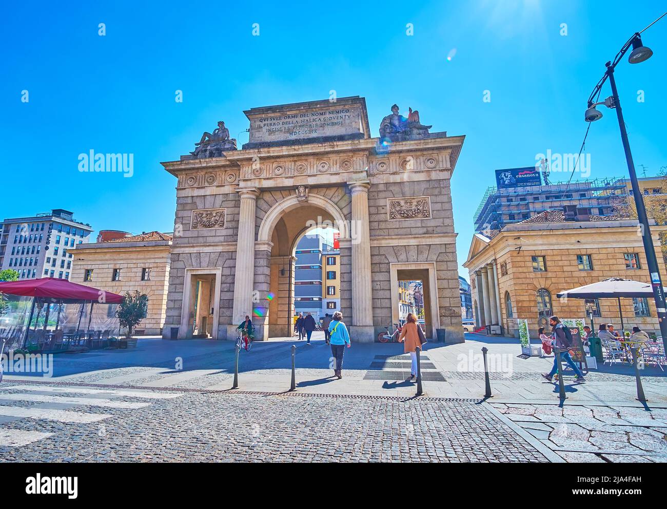 MILANO, ITALIA - 5 APRILE 2022: La scena urbana nel centro storico di Milano a porta Garibaldi, il 5 aprile a Milano Foto Stock