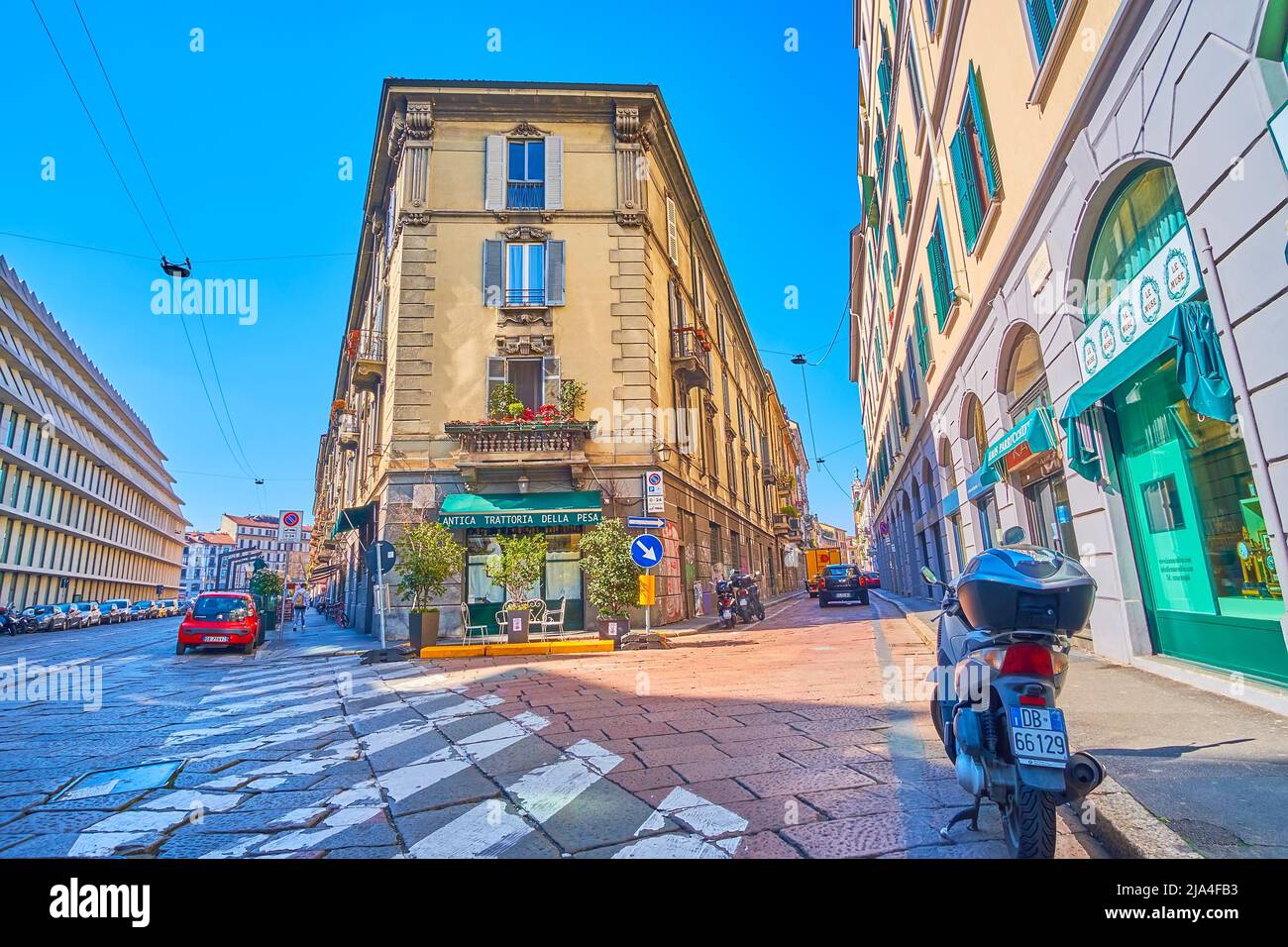 MILANO, ITALIA - 5 APRILE 2022: La strada panoramica Viale Pasubio con accoglienti ristoranti in edifici storici, il 5 aprile a Milano, Italia Foto Stock