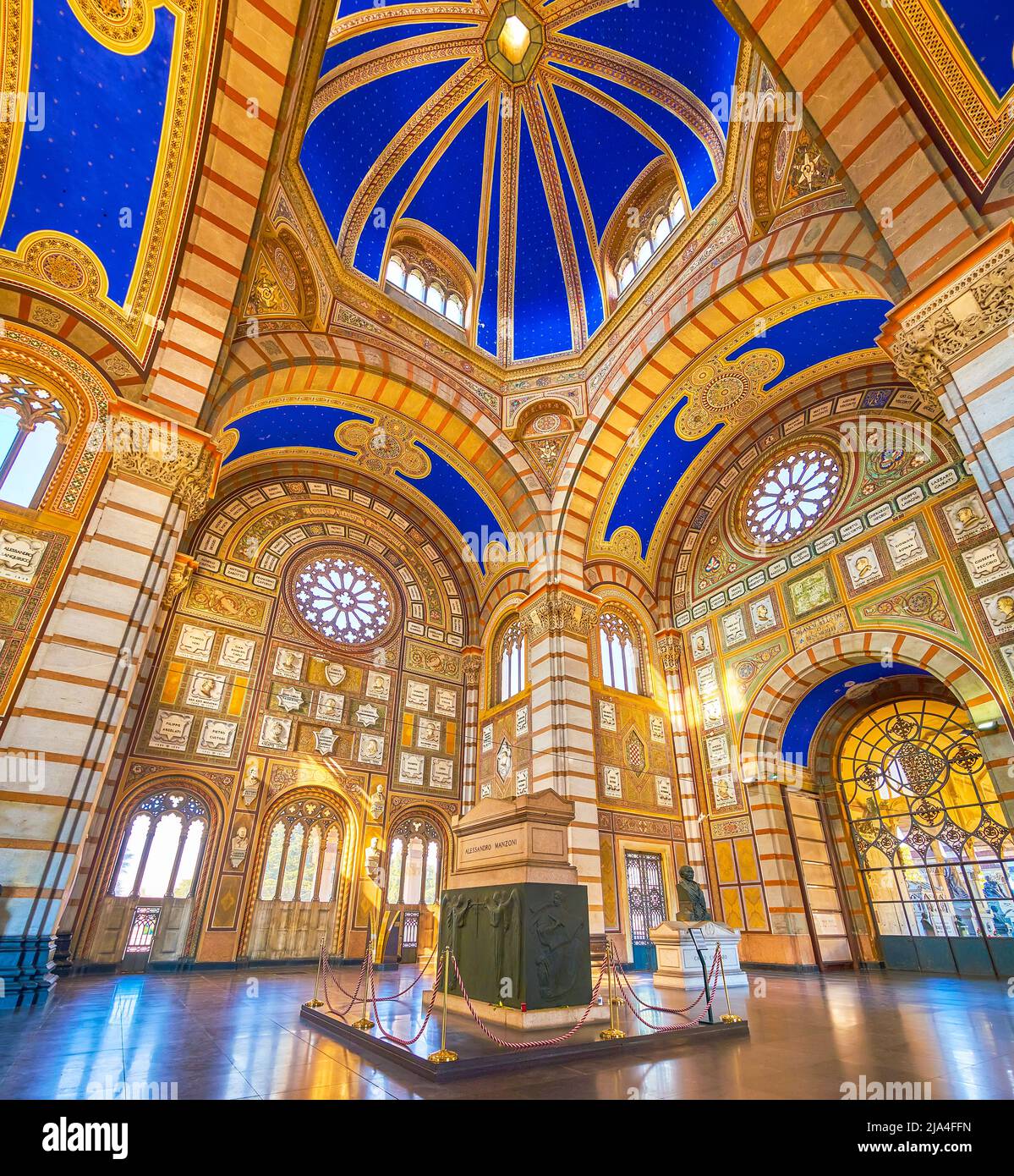 MILANO, ITALIA - 5 APRILE 2022: La grande sala del Cametery Monumentale, il 5 aprile a Milano Foto Stock