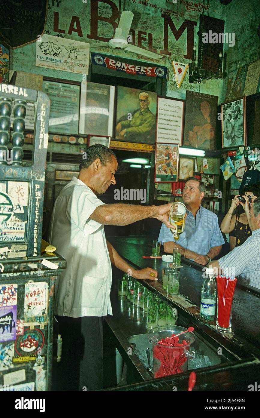 I mojitos sono la specialità del bar la Bodeguita del Medio, il bar più popolare a l'Avana, Cuba, Caraibi Foto Stock