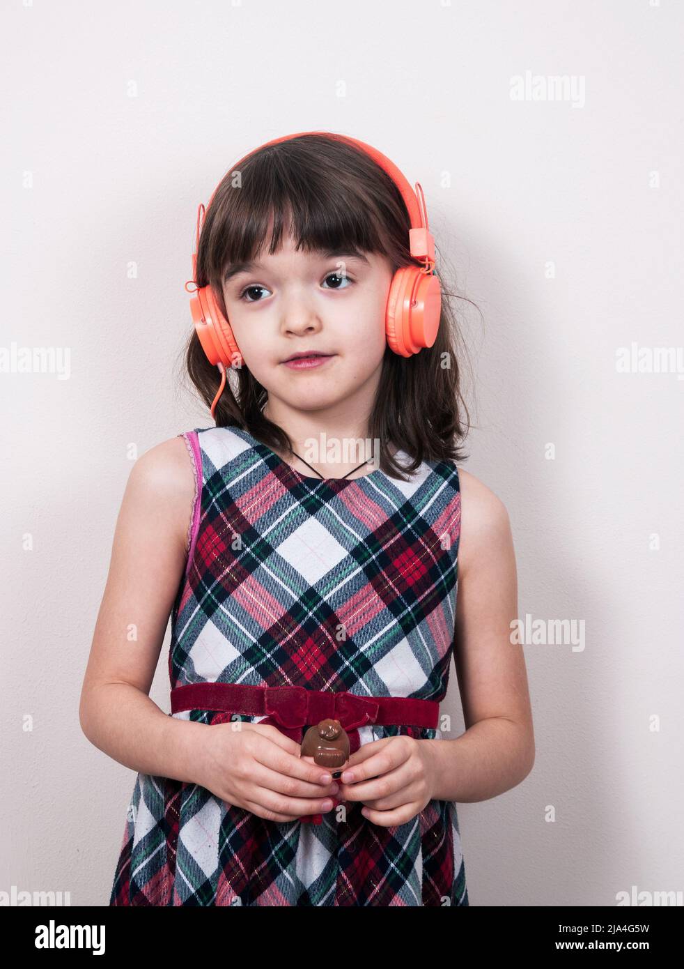 Bambina che usa le cuffie Foto Stock