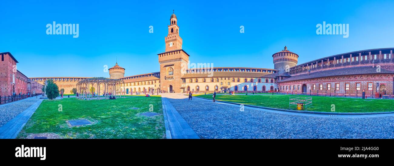 MILANO, ITALIA - 5 APRILE 2022: Panorama del cortile delle armi con l'alta Torre del Filarete, Castello di Sforza, il 5 aprile a Milano Foto Stock