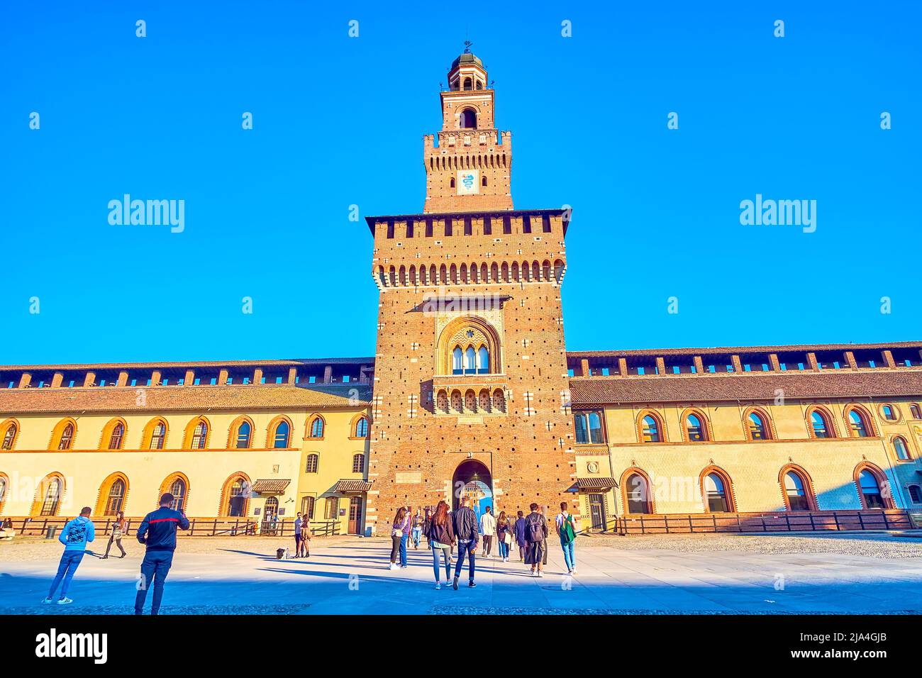 MILANO, ITALIA - 5 APRILE 2022: Cortile delle armi e Torre del Filarete, l'ingresso principale del Castello di Sforza, il 5 aprile a Milano Foto Stock