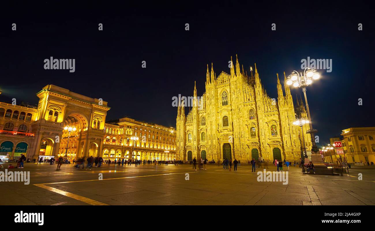 MILANO, ITALIA - 5 APRILE 2022: Panorama notturno di Piazza del Duomo, il 5 aprile a Milano Foto Stock
