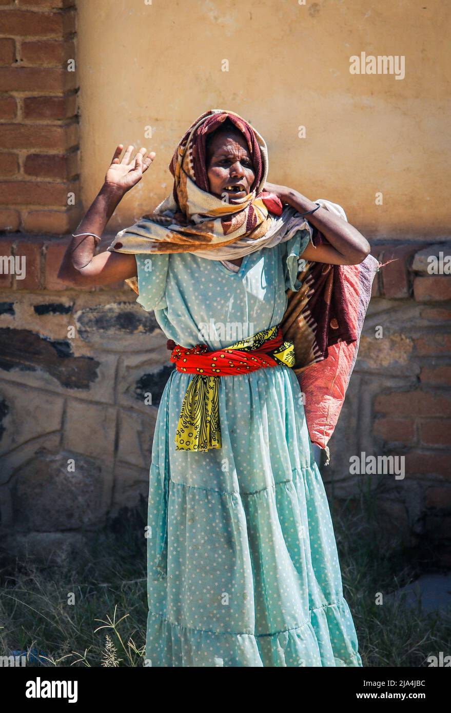 Donna in abito tradizionale sulla strada Keren Foto Stock