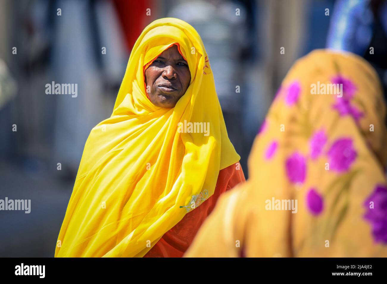 Donna in abito tradizionale sulla strada Keren Foto Stock