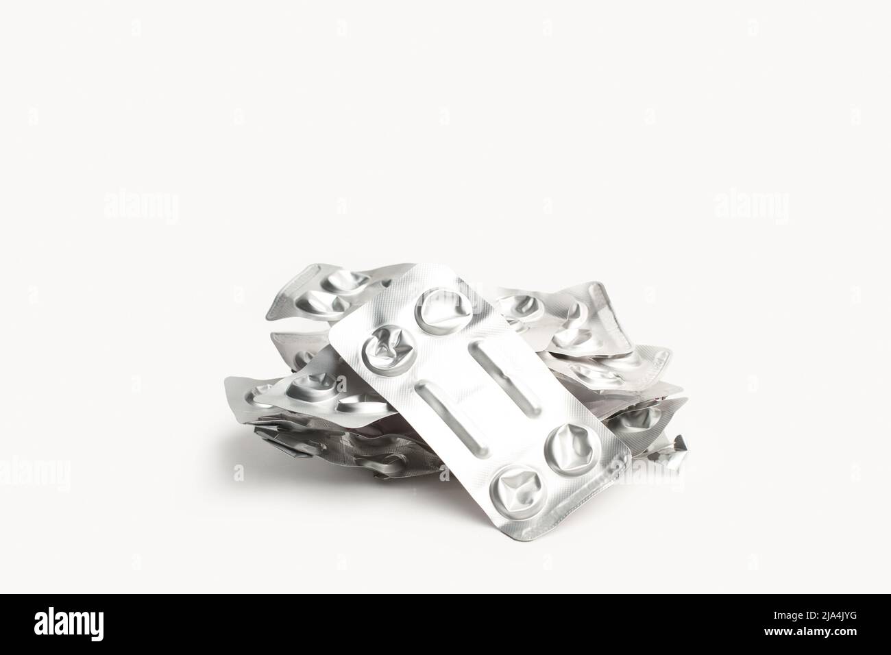 Blister da pillole mediche vuoti su sfondo grigio con spazio per la copia Foto Stock