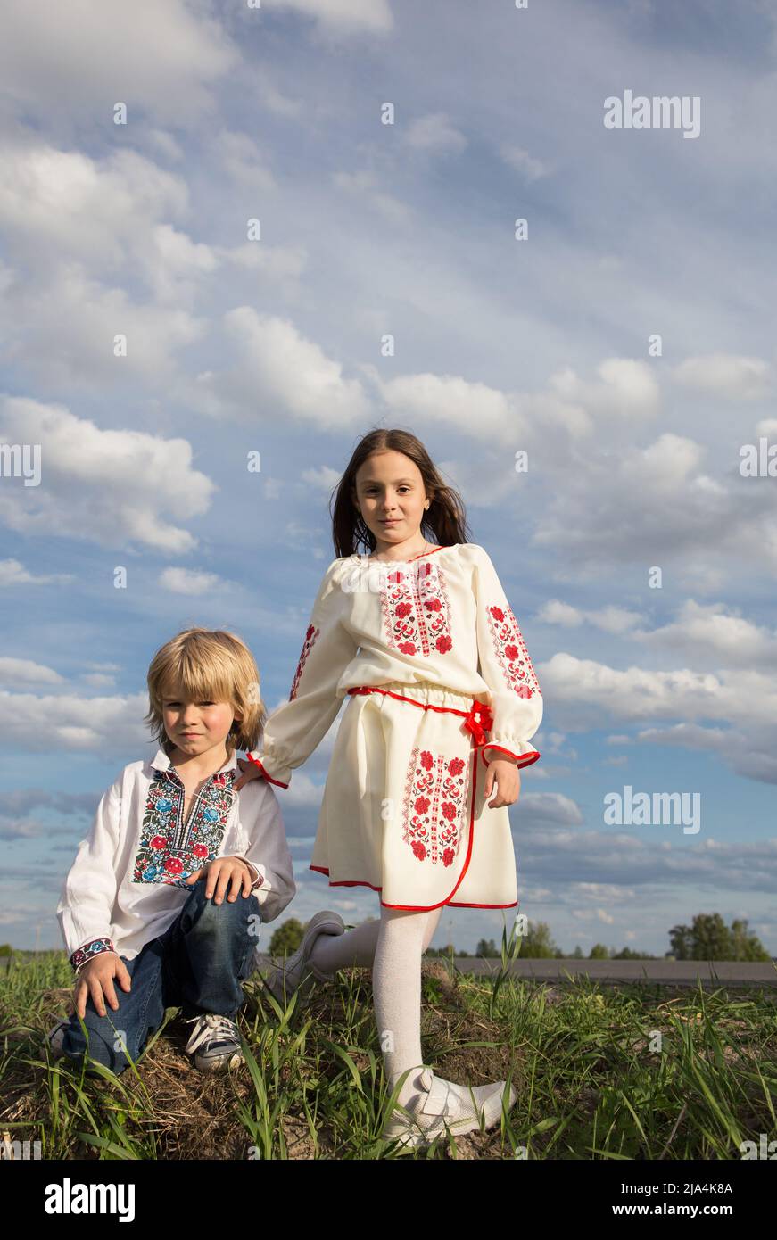 Ritratto espressivo a tutta lunghezza di bambini ucraini, un ragazzo e una ragazza di 6-7 anni. Bambini per la Pace. Ukra, il giorno dell'indipendenza. Sostenga Ukra Foto Stock