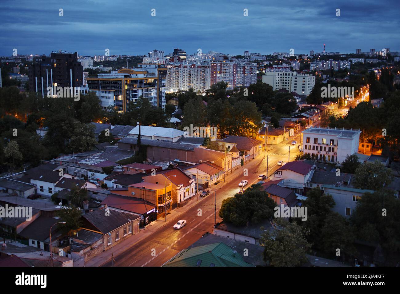 Vista della città di notte. Vista dall'alto. Potrai vedere le strade centrali ben illuminate. Foto Stock