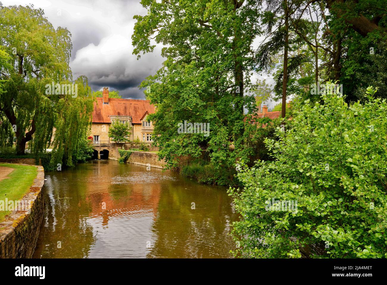 OXFORD CITY INGHILTERRA MAGDALEN COLLEGE HOLYWELL FORD CASA E MULINO EDIFICI E TORRENTE Foto Stock