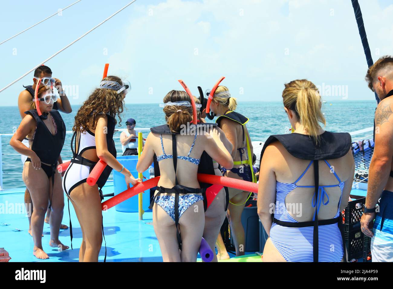 Tour di snorkeling a Key West Florida il 5 2021 settembre, persone sul catamarano che si divertono, bevande gratuite, atmosfera felice, bel tempo soleggiato, Foto Stock