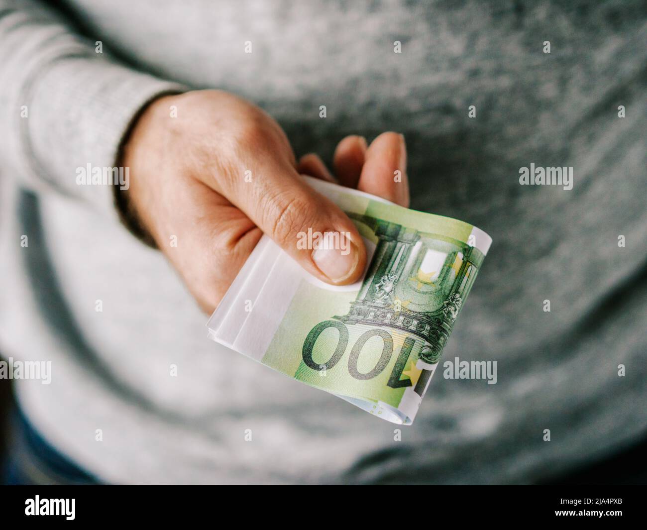 Le mani degli uomini tengono Euro. Primo piano. Messa a fuoco selettiva Foto Stock