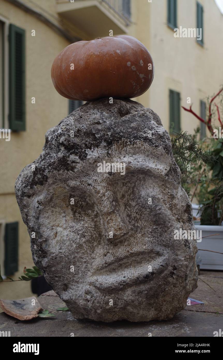 Una testa, fatta in pietra. Foto Stock