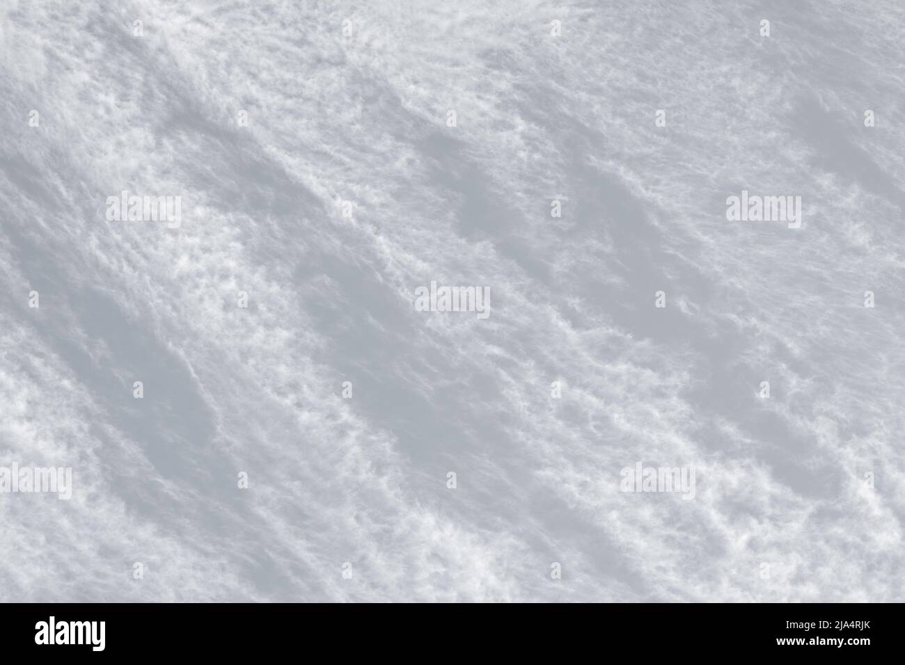 Sfondo bianco grigio scuro astratto. Nuvole bianche di cirro. Sfondo interessante di nuvole sfocate. Foto Stock