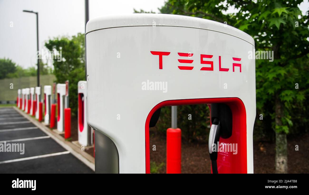 DARIEN, CT, USA - 27 MAGGIO 2022: La ricarica Tesla vuota si trova sul Traveler Service plaza prima dell'uscita 13 sulla i-95 Foto Stock