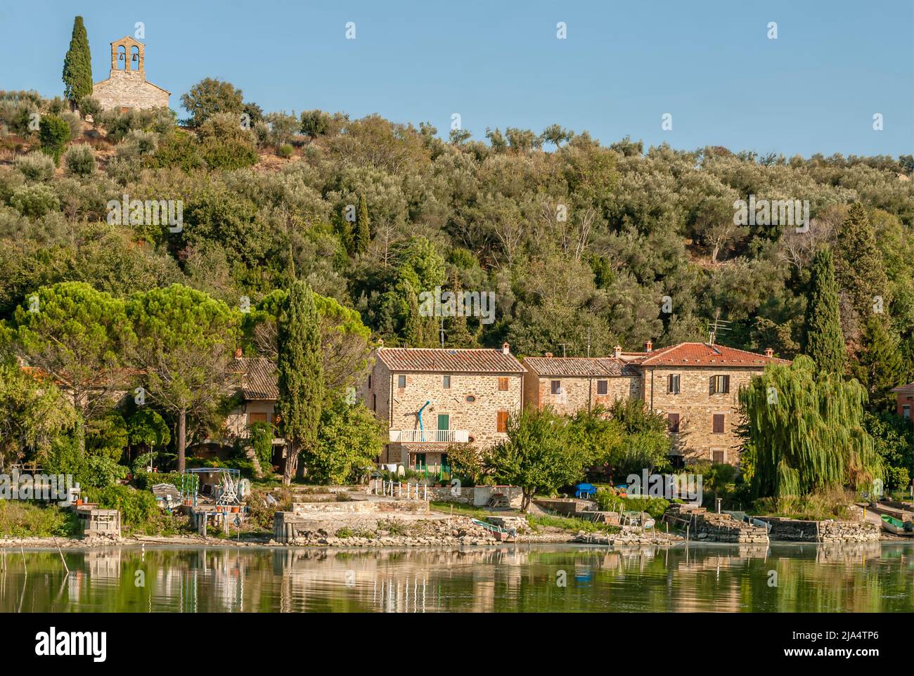 Lungolago dell'Isola maggiore sul Lago Trasimeno, in Umbria Foto Stock