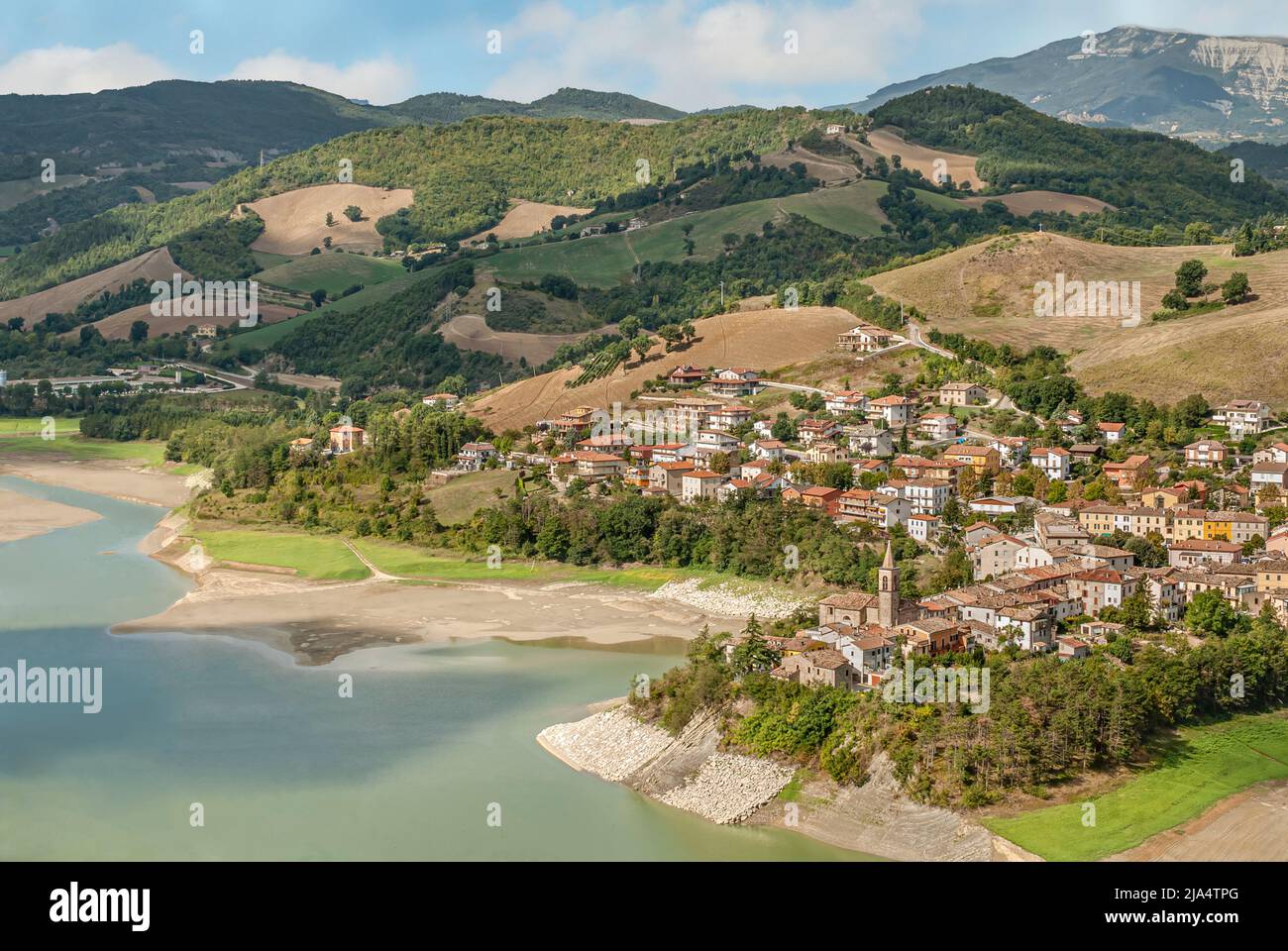 Vista panoramica da Sassocorvaro al Lago di Mercatale e la città di Mercatale, Umbria, Italia Foto Stock
