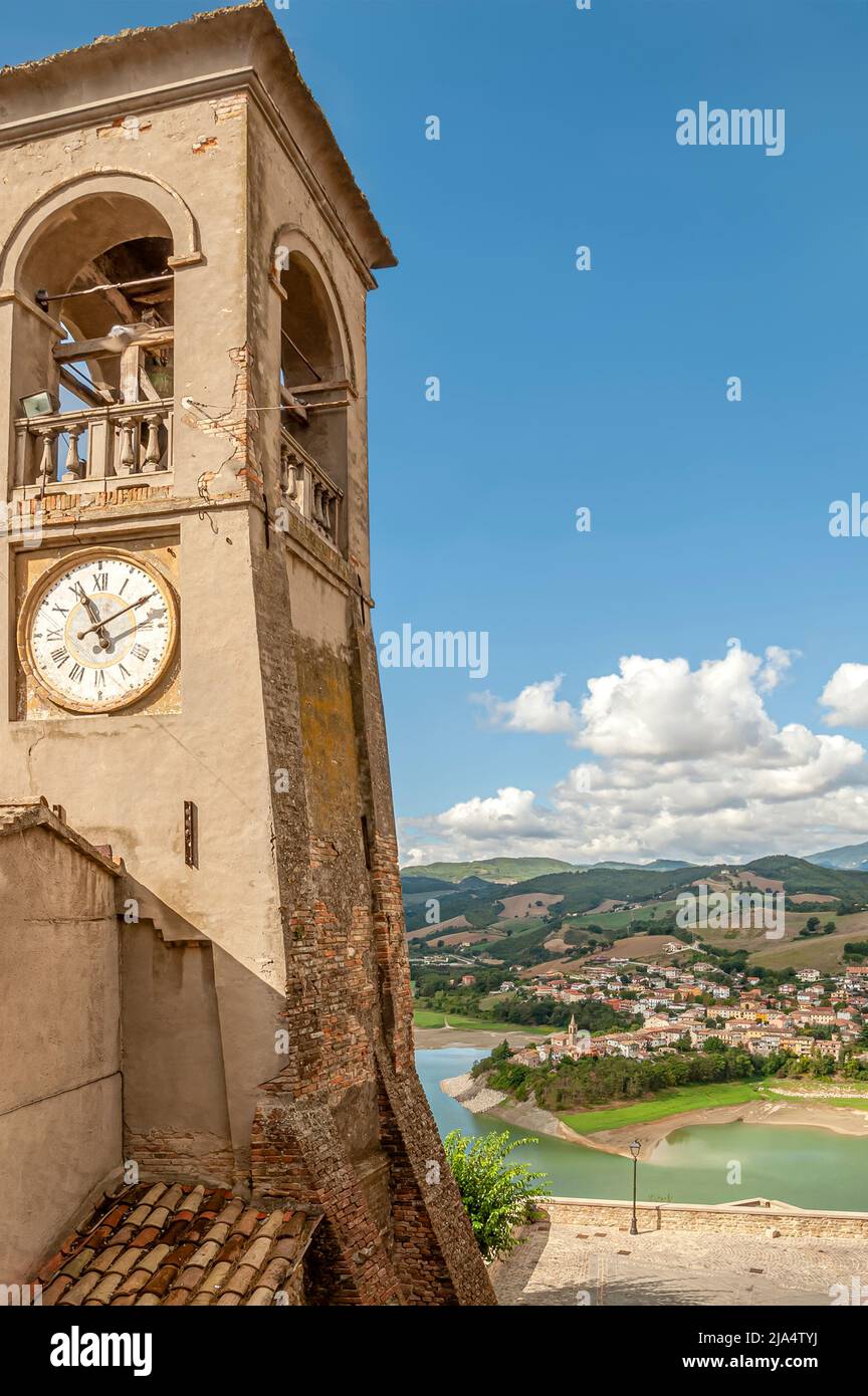 Vista dal centro storico di Sassocorvaro sul Lago di Mercatale, Umbria Foto Stock