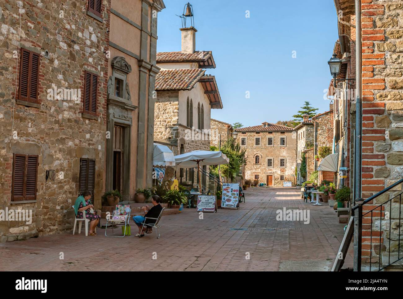 Donna che fa lavoro di ricamo nel centro del paese di Isola maggiore, Umbria, Italia Foto Stock