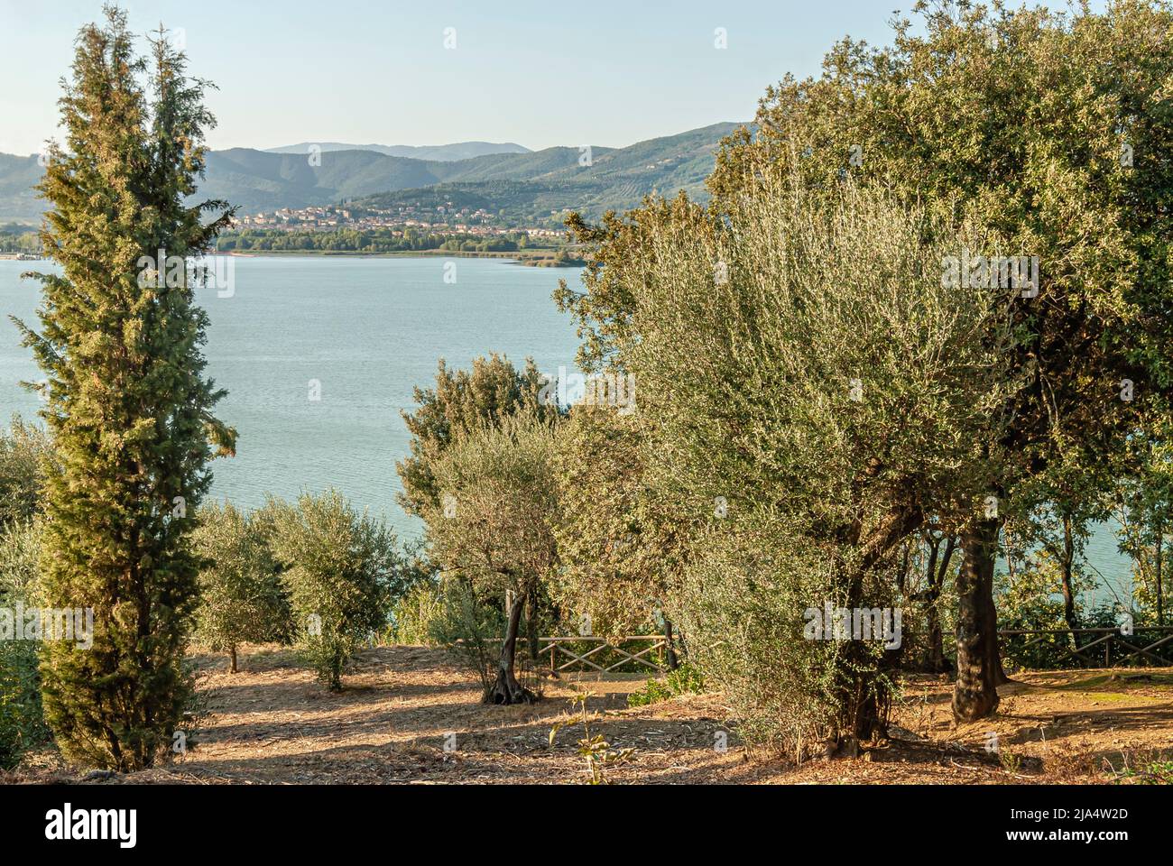 Vista panoramica dalla Chiesa di San Michele Arcangelo all'Isola maggiore attraverso il Lago Trasimeno, Umbria, Italia Foto Stock