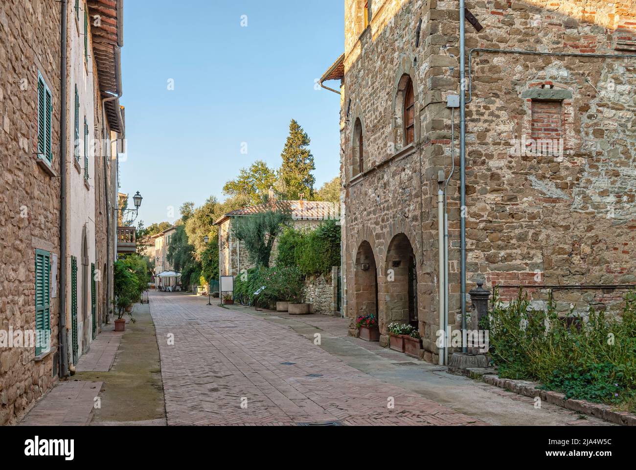 Via Guglielmi nel centro del paese di Isola maggiore, Umbria, Italia Foto Stock