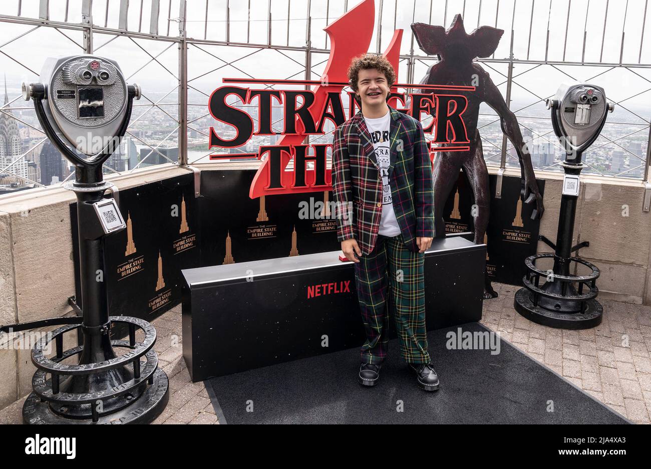 26 maggio 2022, New York, New York, Stati Uniti: Gaten Matarazzo da Stranger Things assiste illuminazione cerimoniale di Empire state Building prima di evento globale per la prima stagione 4. (Credit Image: © Lev Radin/Pacific Press via ZUMA Press Wire) Foto Stock