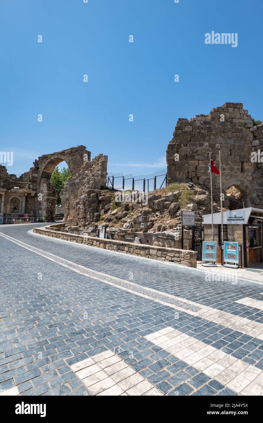 Side Ancient rovine sito turistico nella popolare località turistica di Side, vicino Antalya, Turchia. Antica rovina di stile greco e romano. Foto Stock