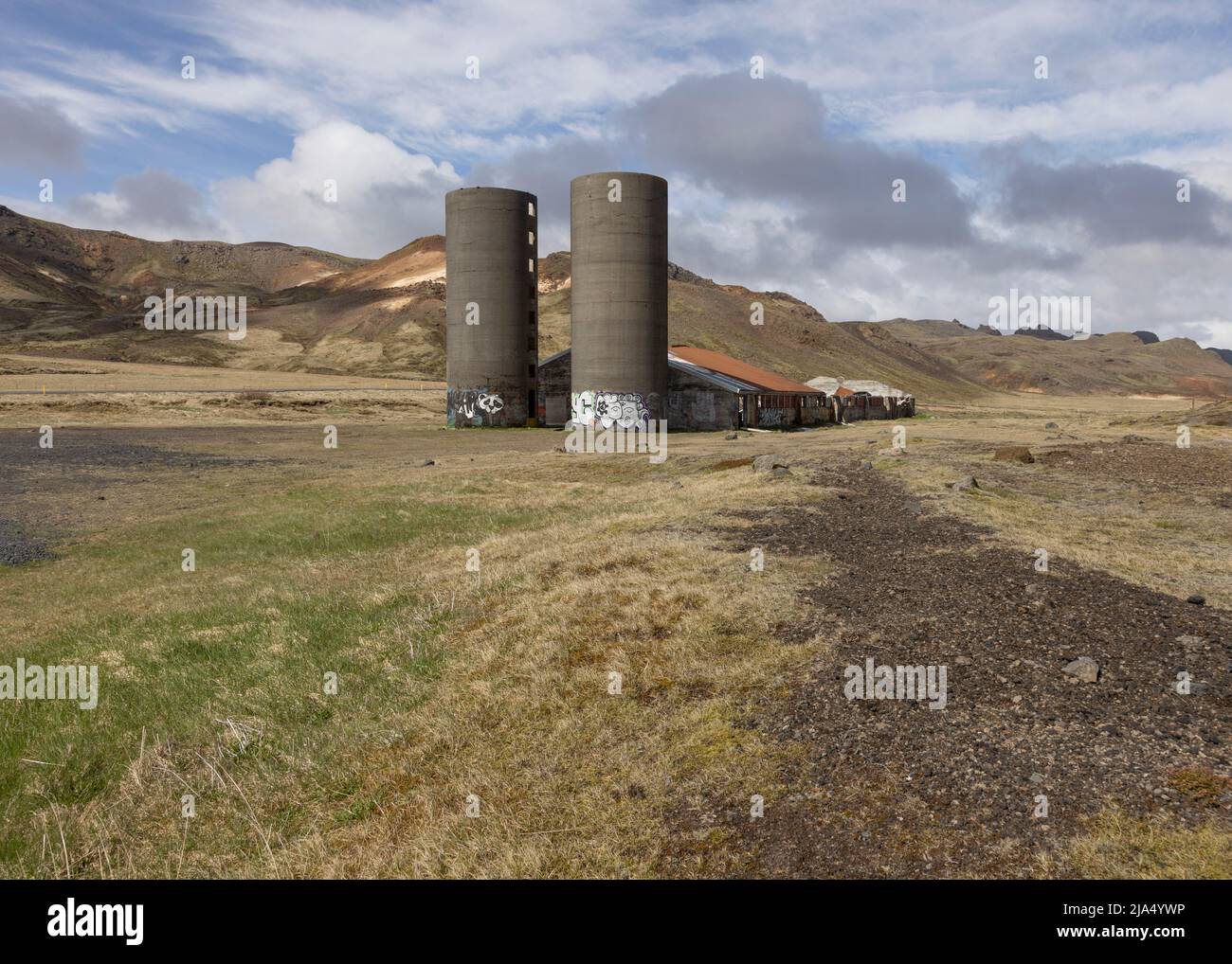 Un edificio agricolo disutilizzato coperto di graffiti a Gunnuhver in Islanda Foto Stock