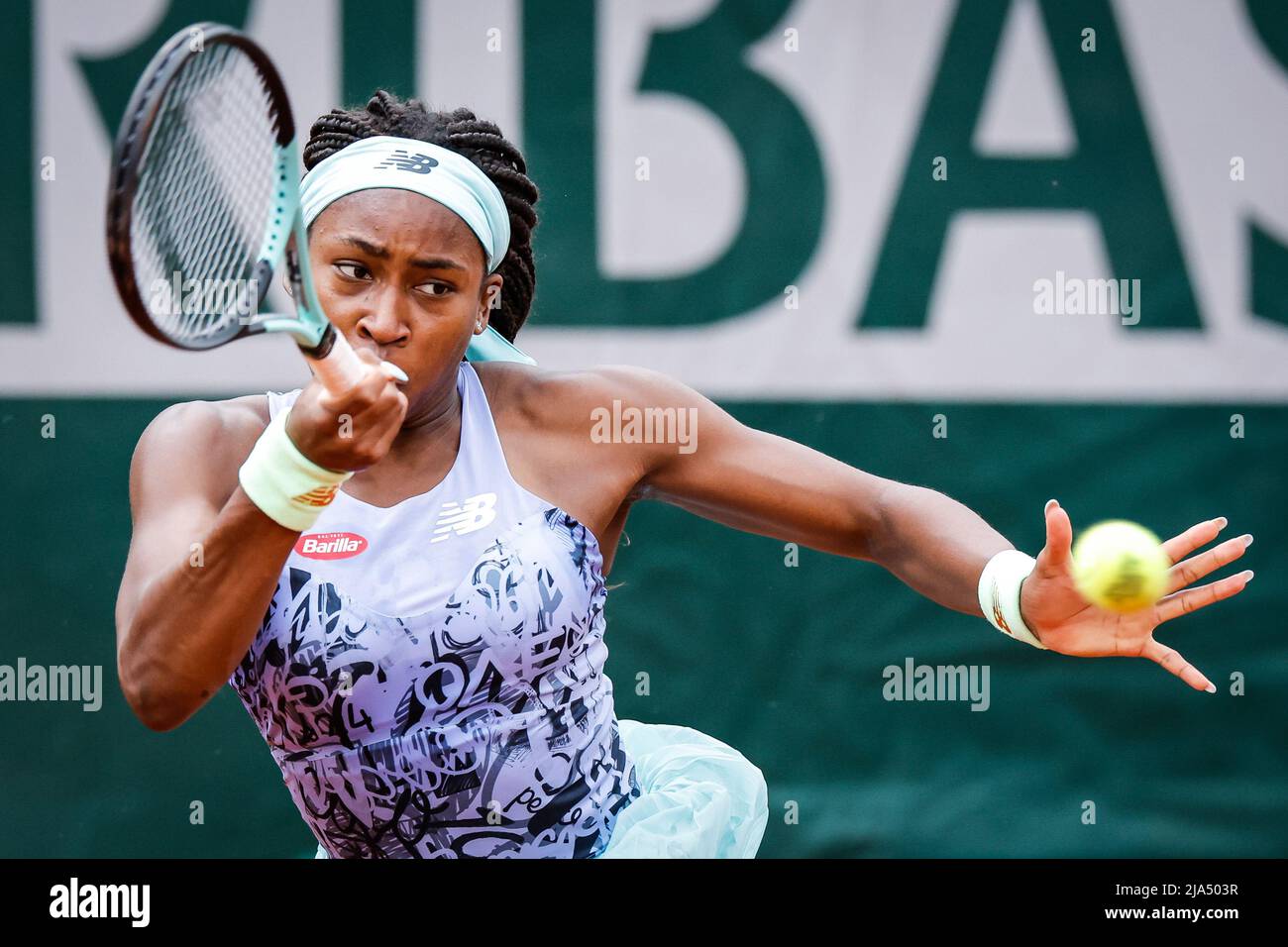 Parigi, Francia. 27th maggio 2022. COCO GAUFF degli Stati Uniti in azione contro K. kanepi dell'Estonia durante la loro partita all'Open francese 2022, torneo di tennis Grand Slam al Roland-Garros Stadium di Parigi, Francia. Gauff ha vinto 6:3, 6:4. (Credit Image: © Matthieu Mirville/ZUMA Press Wire) Credit: ZUMA Press, Inc./Alamy Live News Credit: ZUMA Press, Inc./Alamy Live News Foto Stock